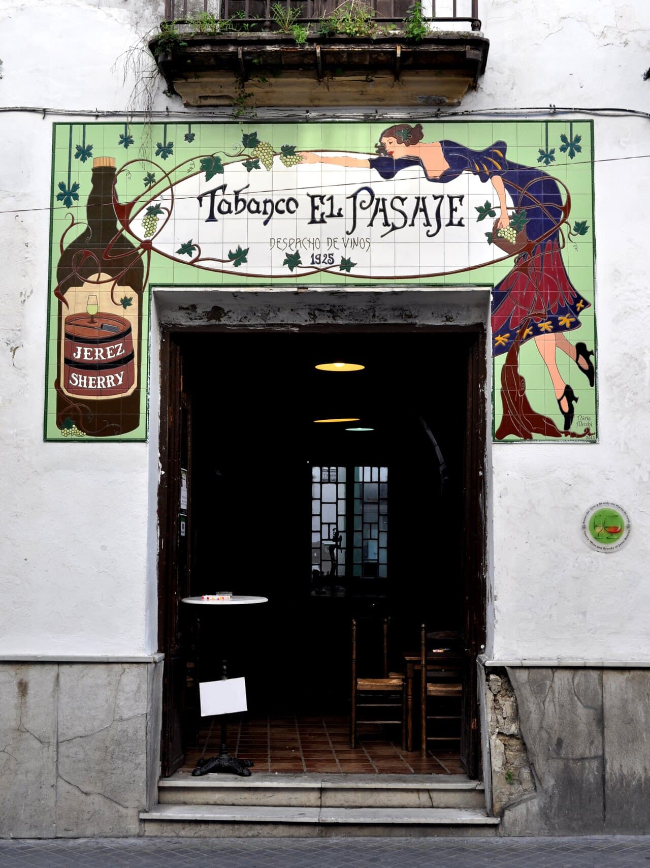 Fachada de un bar de tapas tradicional