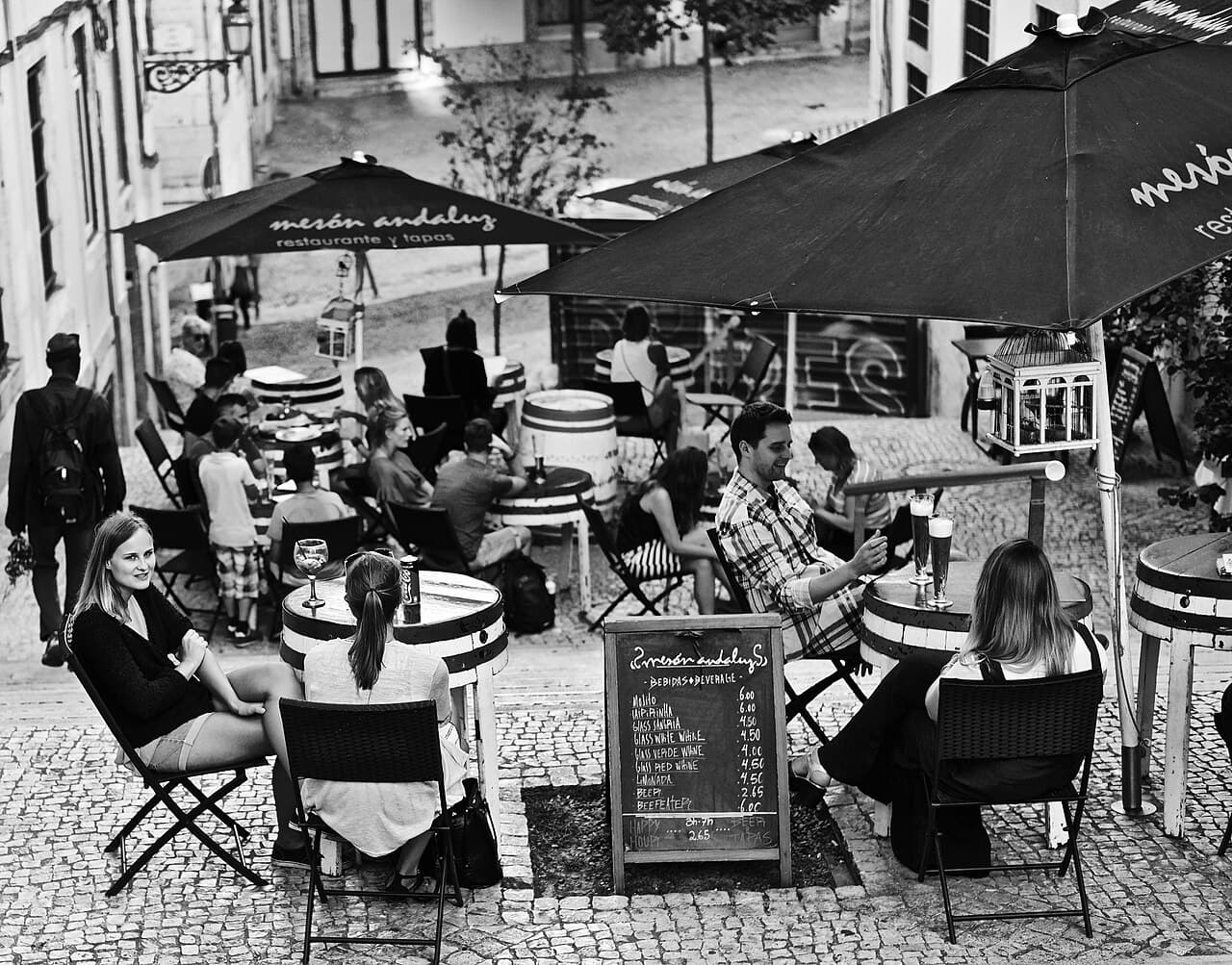 Terraza de tapas con gente